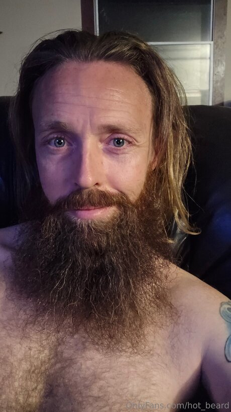 Naakte gelekte OnlyFans-foto van Hot Beard