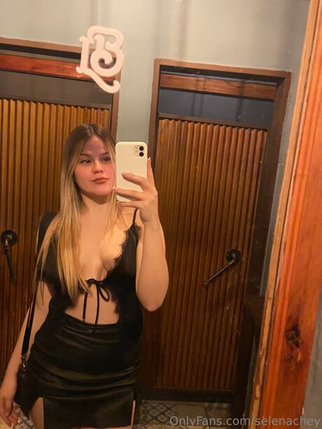Naakte gelekte OnlyFans-foto van Selenachey
