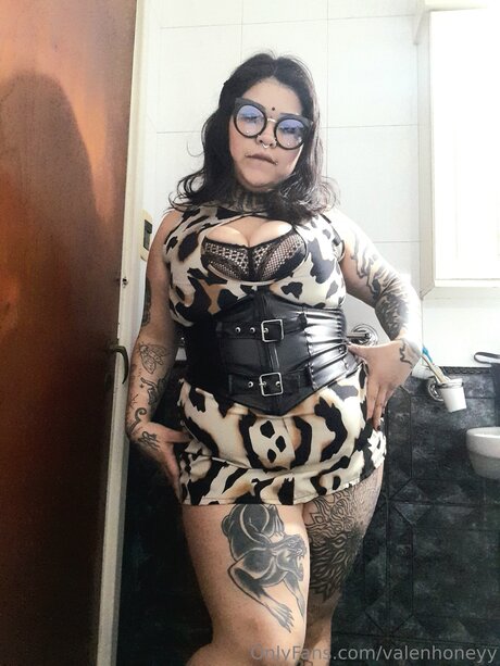 Naakte gelekte OnlyFans-foto van Valenhoneyy