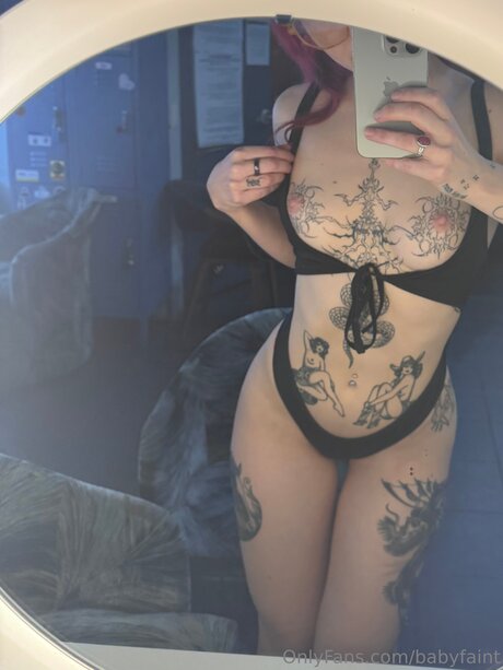 Naakte gelekte OnlyFans-foto van Babyfaint