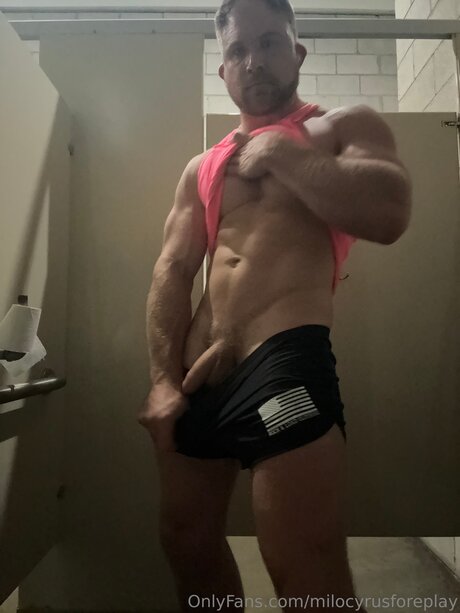 Naakte gelekte OnlyFans-foto van Milocyrusforeplay