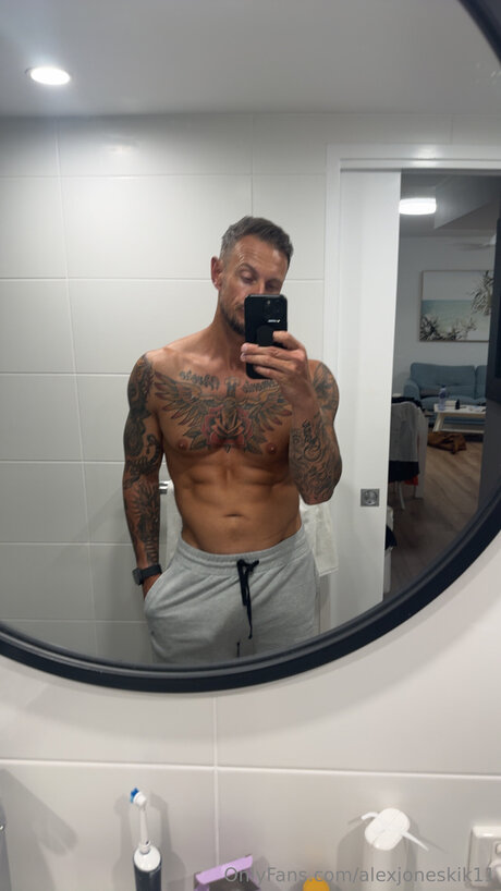 Naakte gelekte OnlyFans-foto van Alexjoneskik11