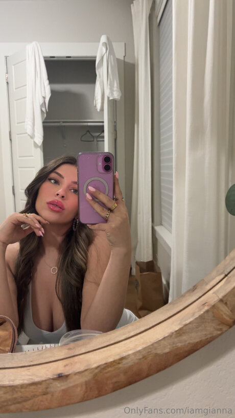 Naakte gelekte OnlyFans-foto van Iamgianna