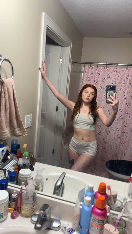 Naakte gelekte OnlyFans-foto van Notyourshortyy