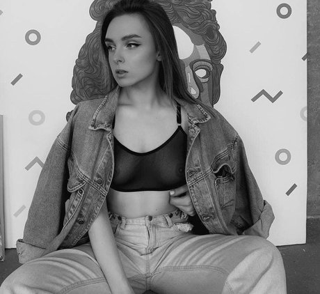 Naakte gelekte OnlyFans-foto van Elsa Jay