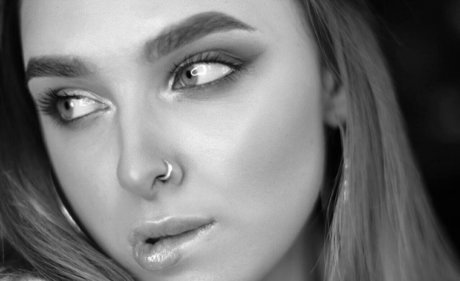 Naakte gelekte OnlyFans-foto van Elsa Jay