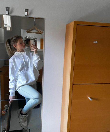 Naakte gelekte OnlyFans-foto van Mira Szalma