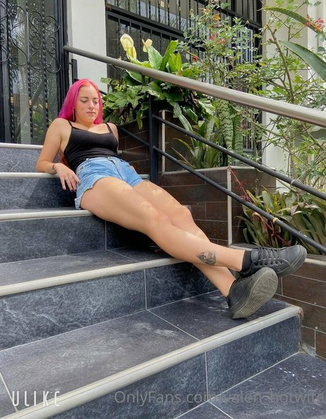 Valenhotwife