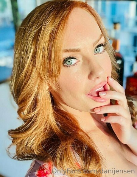 Naakte gelekte OnlyFans-foto van Danijensen