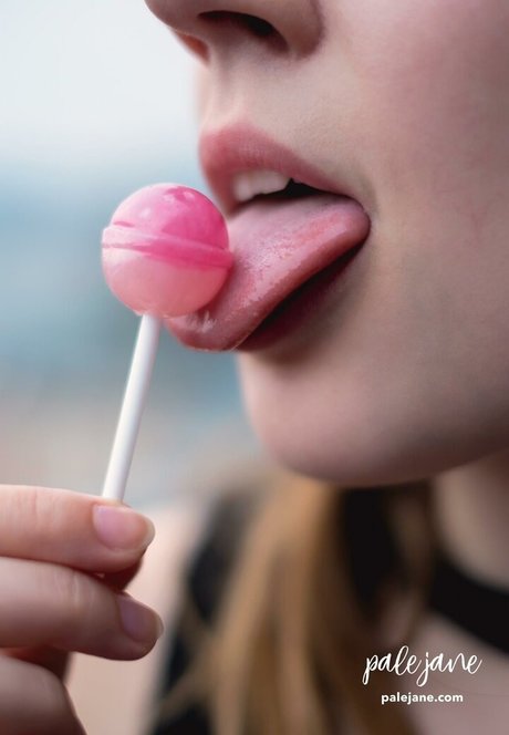 Naakte gelekte OnlyFans-foto van Pale Jane