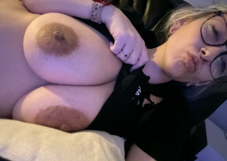 Naakte gelekte OnlyFans-foto van Anna Savage