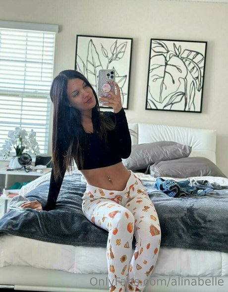 Naakte gelekte OnlyFans-foto van Alina Belle