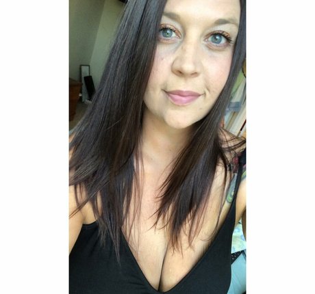 Naakte gelekte OnlyFans-foto van Tallnerdywoman