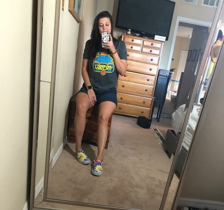 Naakte gelekte OnlyFans-foto van Tallnerdywoman