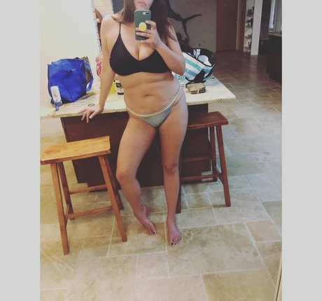 Naakte gelekte OnlyFans-foto van Tallnerdywoman