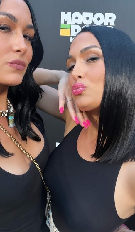 Naakte gelekte OnlyFans-foto van Nikki Bella