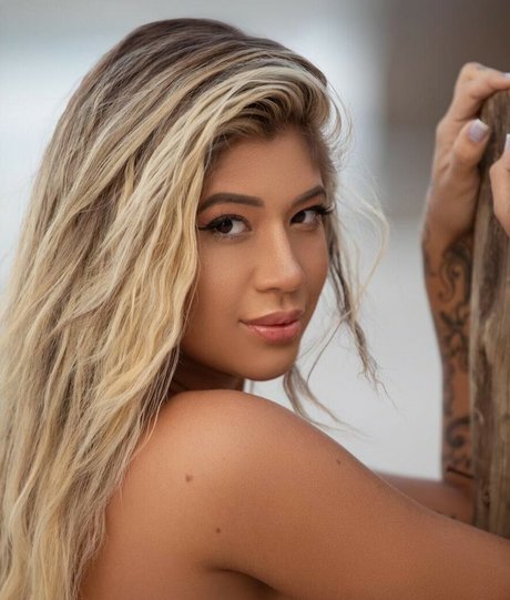 Naakte gelekte OnlyFans-foto van Deborah Meel