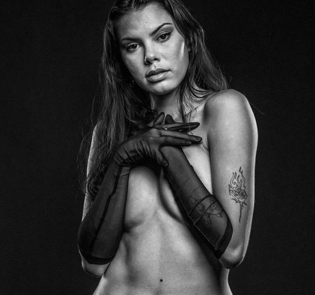 Naakte gelekte OnlyFans-foto van Milisont