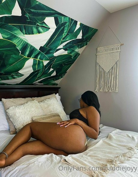 Naakte gelekte OnlyFans-foto van Baddiejoyy