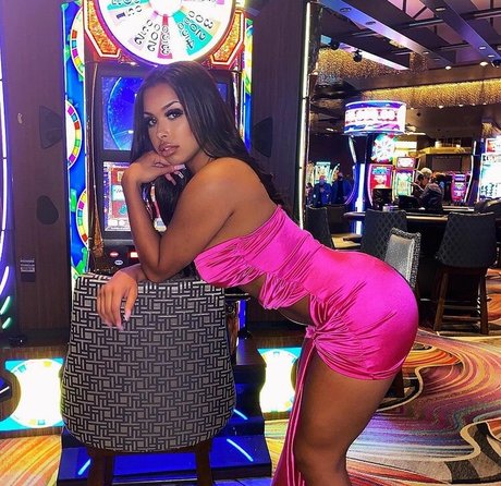 Naakte gelekte OnlyFans-foto van Amira Khalil