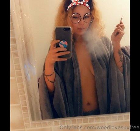 Naakte gelekte OnlyFans-foto van Weedlovesuxfree
