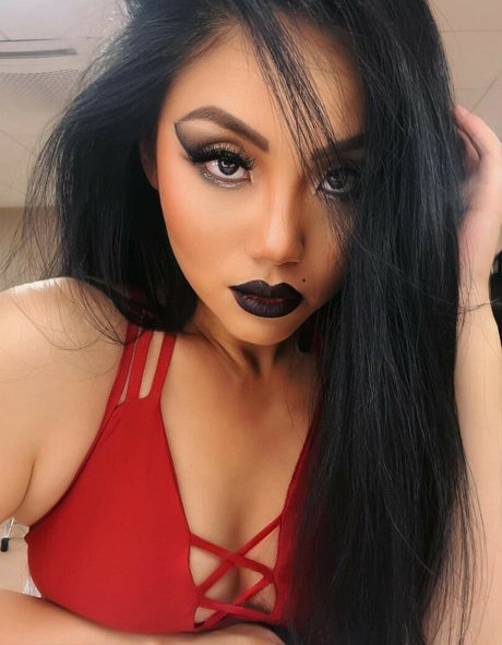 Naakte gelekte OnlyFans-foto van Tina Guo