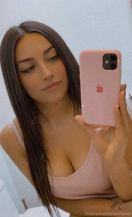 Naakte gelekte OnlyFans-foto van Rainnyday
