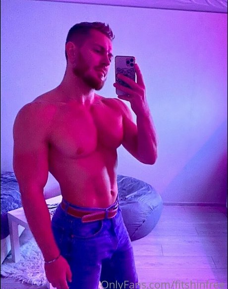 Naakte gelekte OnlyFans-foto van Fitshinfree