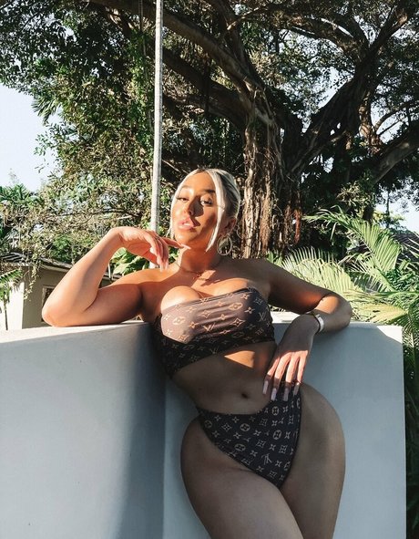 Naakte gelekte OnlyFans-foto van La Demi