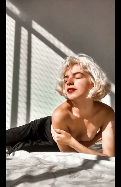 Naakte gelekte OnlyFans-foto van Karina Martins
