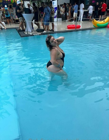 Naakte gelekte OnlyFans-foto van Mollynonsense