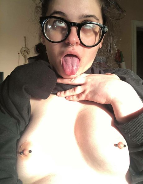 Naakte gelekte OnlyFans-foto van Periodpriestess