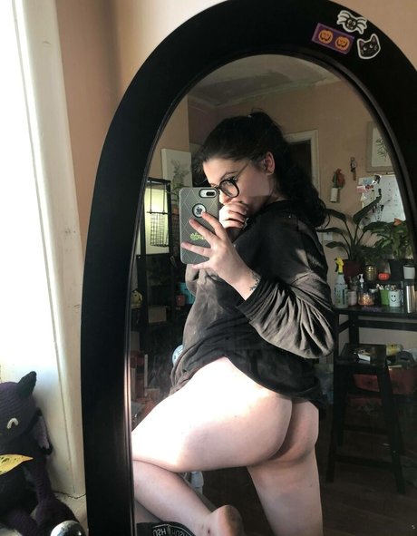 Naakte gelekte OnlyFans-foto van Periodpriestess