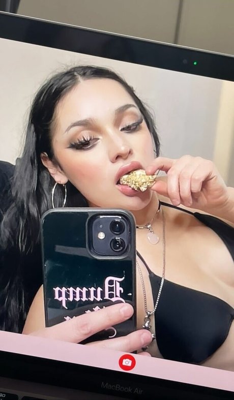 Naakte gelekte OnlyFans-foto van Bernaarose
