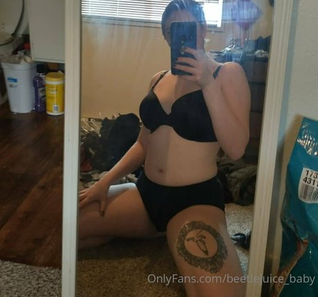 Naakte gelekte OnlyFans-foto van Beetlejuicebaby