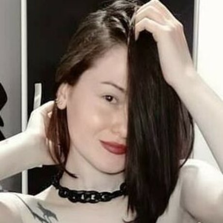 Naakte gelekte OnlyFans-foto van Marina Von Blume