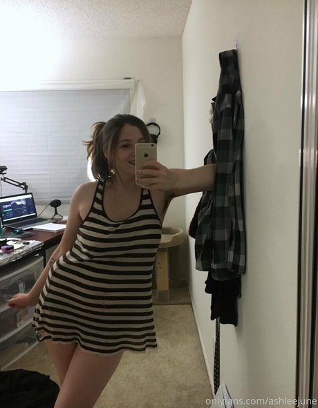 Naakte gelekte OnlyFans-foto van Ashleejune