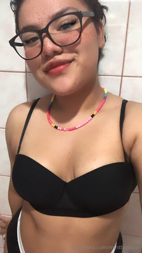 Naakte gelekte OnlyFans-foto van Minttysugar