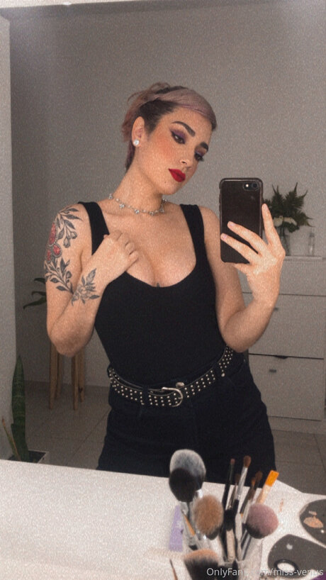 Naakte gelekte OnlyFans-foto van Miss Venus