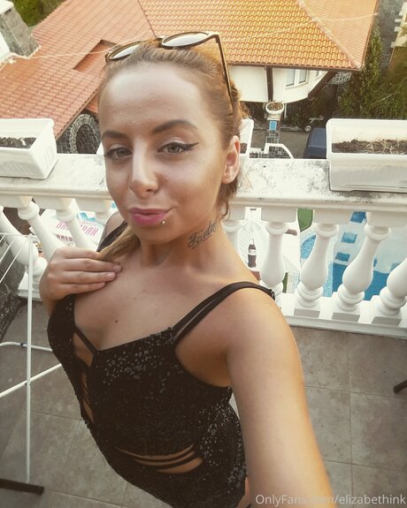 Naakte gelekte OnlyFans-foto van Elizabethink