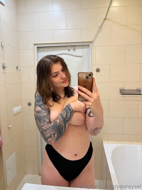 Naakte gelekte OnlyFans-foto van Youraysel