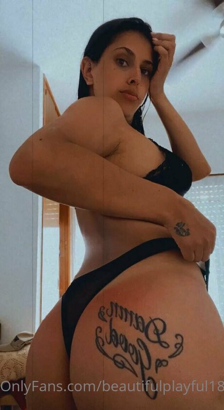 Naakte gelekte OnlyFans-foto van Latinbrunette01