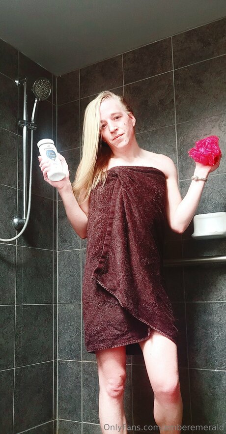 Naakte gelekte OnlyFans-foto van Amberemerald