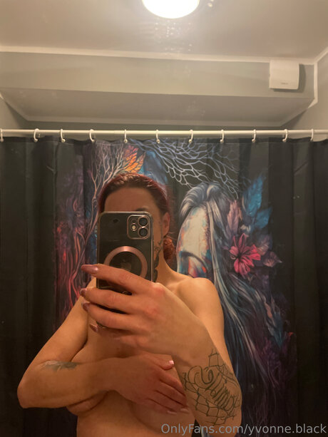 Naakte gelekte OnlyFans-foto van Yvonne Black