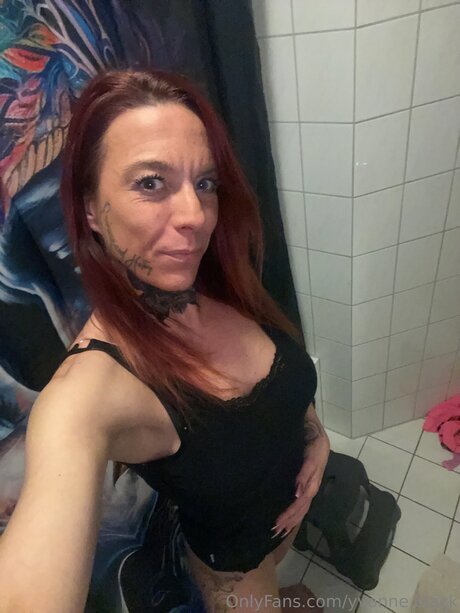 Naakte gelekte OnlyFans-foto van Yvonne Black