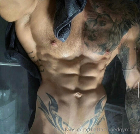 Naakte gelekte OnlyFans-foto van Thattattooedgymguyfree