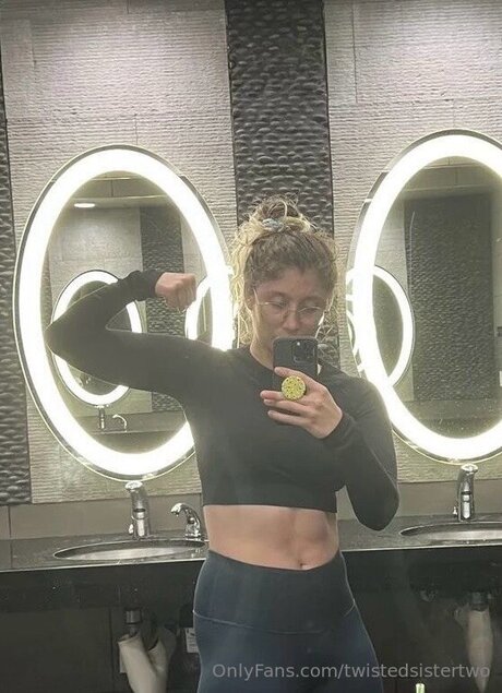 Naakte gelekte OnlyFans-foto van Twistedsistertwo