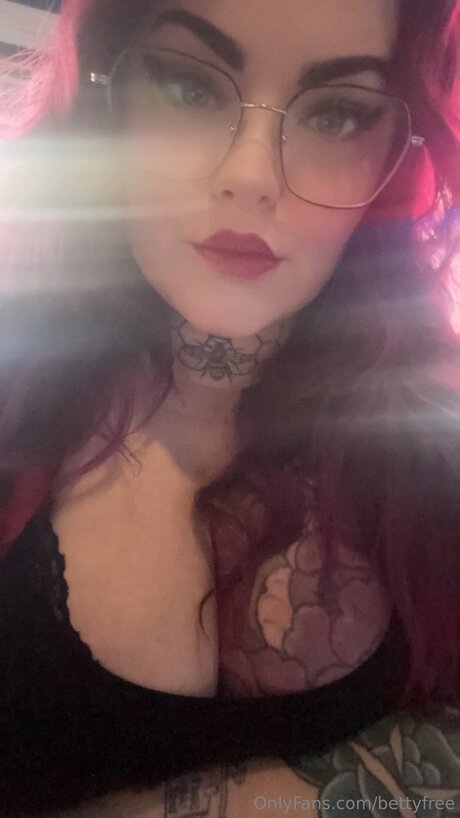 Naakte gelekte OnlyFans-foto van Bettyfree