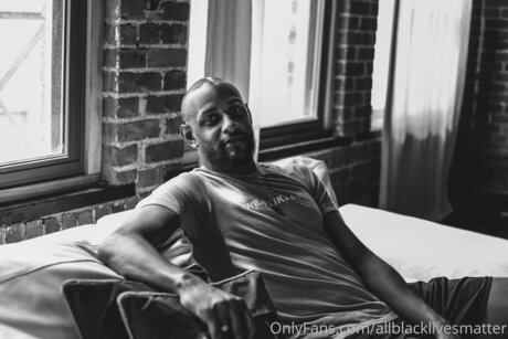 Naakte gelekte OnlyFans-foto van Allblacklivesmatter