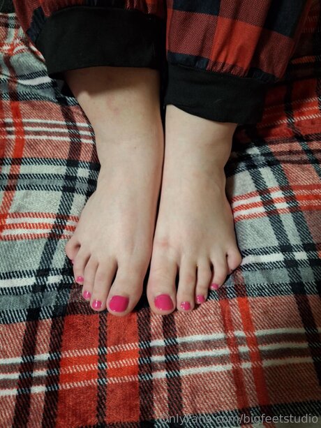 Naakte gelekte OnlyFans-foto van Bigfeetstudio